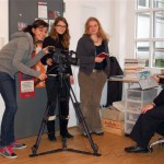 Französische Journalismus Studentinnen machen einen Film über die Harburger Schlossinsel