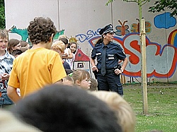 Polizistin im Gespräch mit den Schülern 800