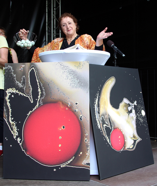 Cosia Immerscheen präsentiert ihr Kunstuniversum des Spiegeleies als Symbol für das Wunder des Lebens: Ohne Eier geht es nicht!