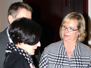 Sabine Witt (rechts) im Gespräch mit Herta Müller